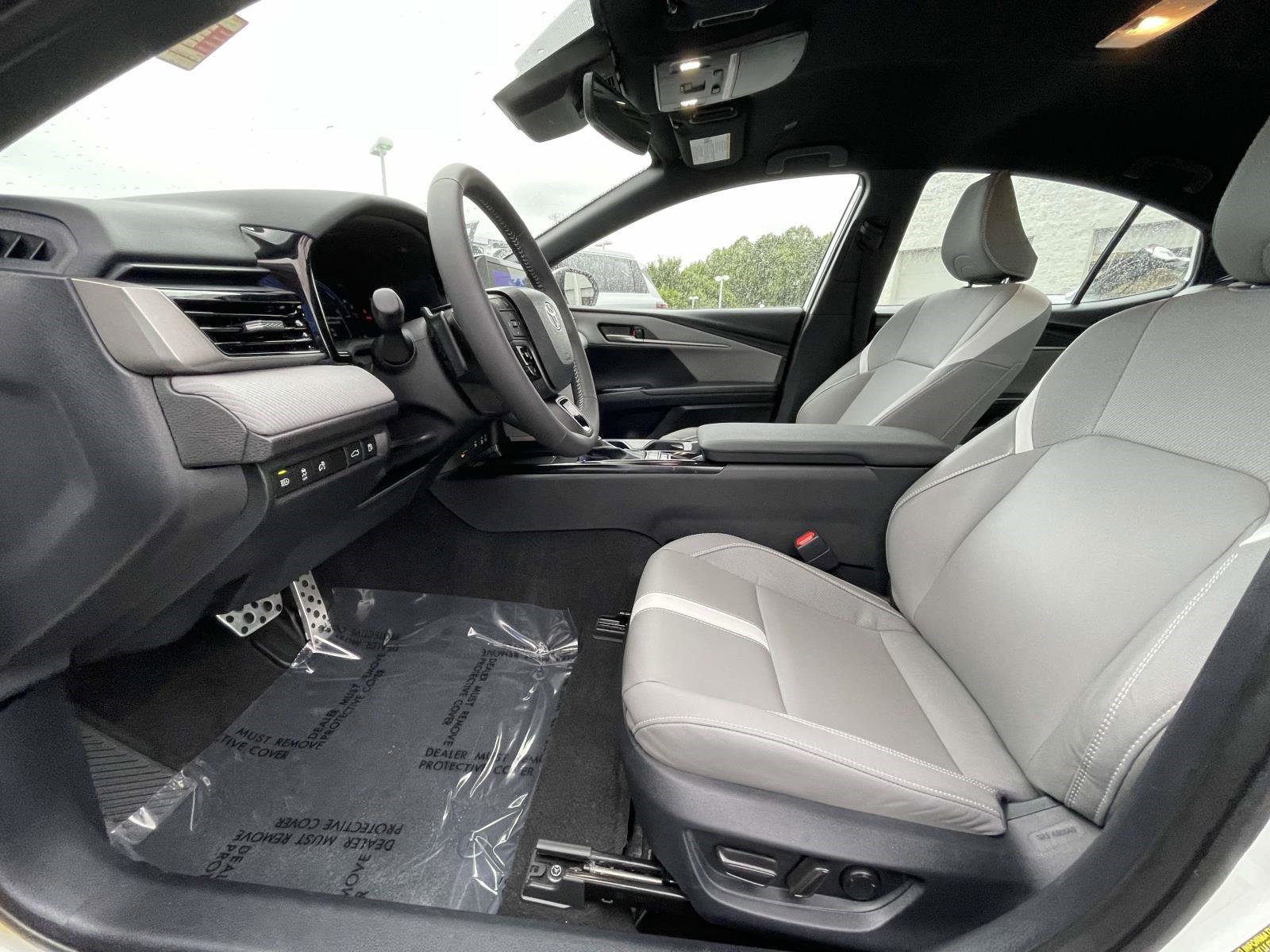 Used 2025 Toyota Camry SE w/ Convenience Package FWD image 16