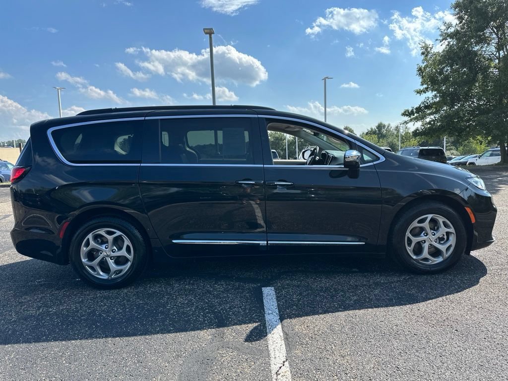 Used 2023 Chrysler Pacifica Limited FWD image 16