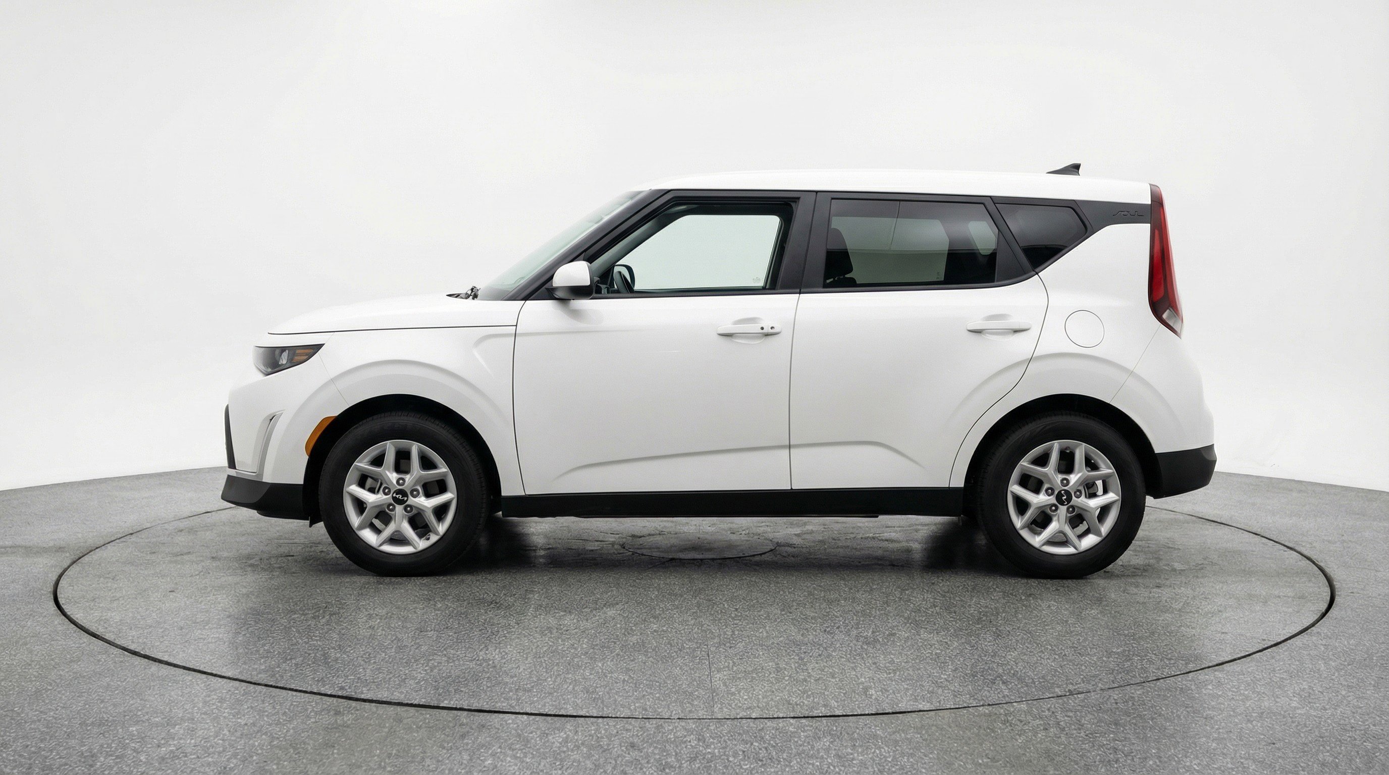 Used 2025 Kia Soul LX w/ LX Technology Package FWD image 5