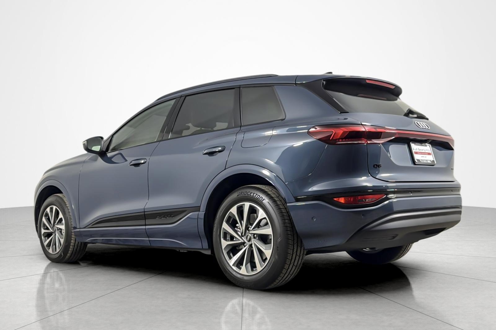 Used 2025 Audi Q6 e-tron Premium AWD/4WD image 3