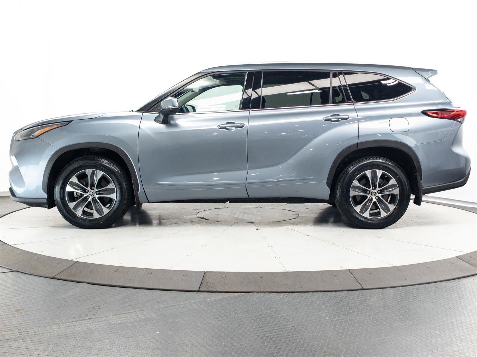 Used 2022 Toyota Highlander XLE AWD/4WD image 9