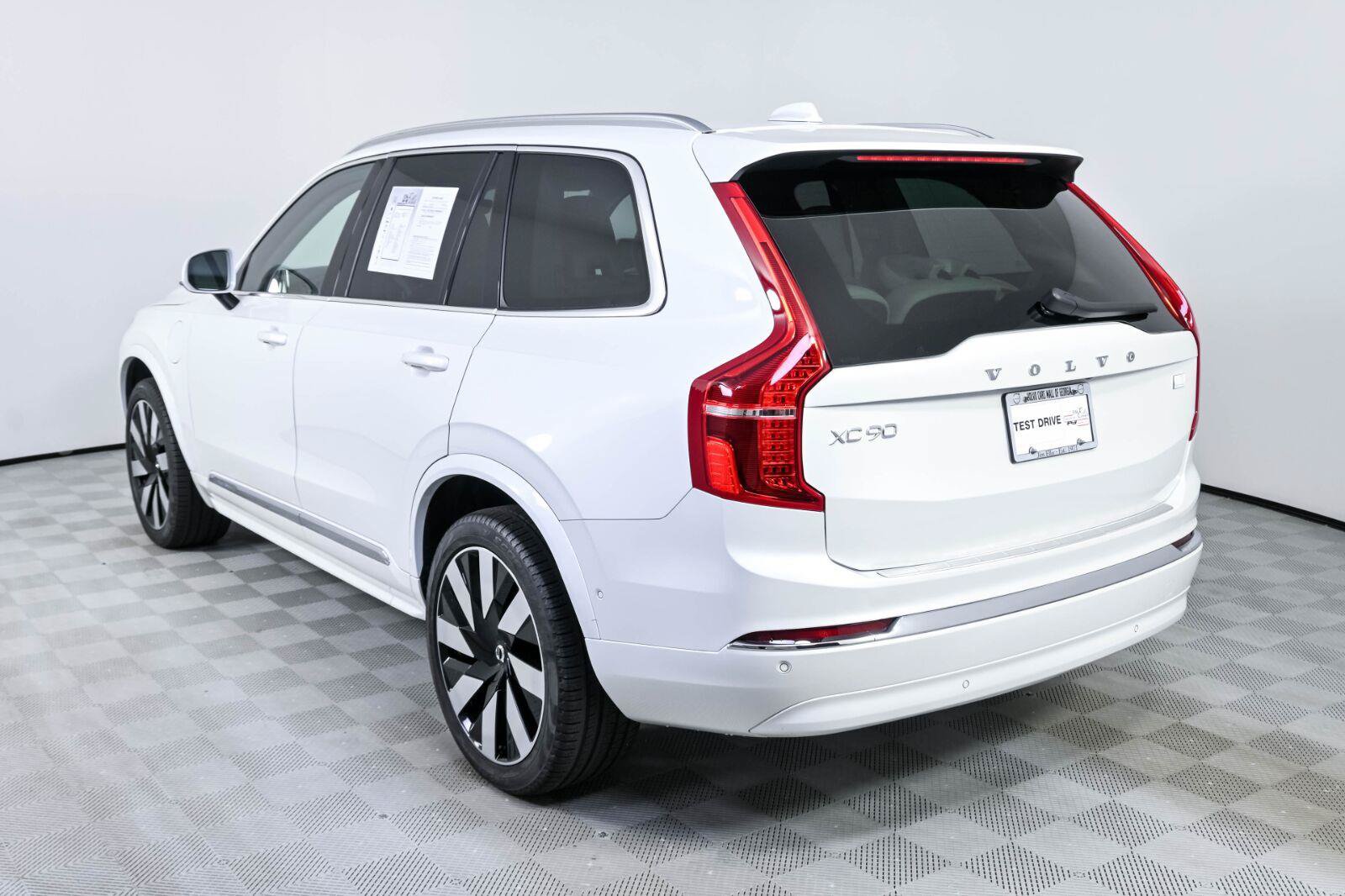 Used 2024 Volvo XC90 T8 Plus w/ Protection Package Premier AWD/4WD image 3