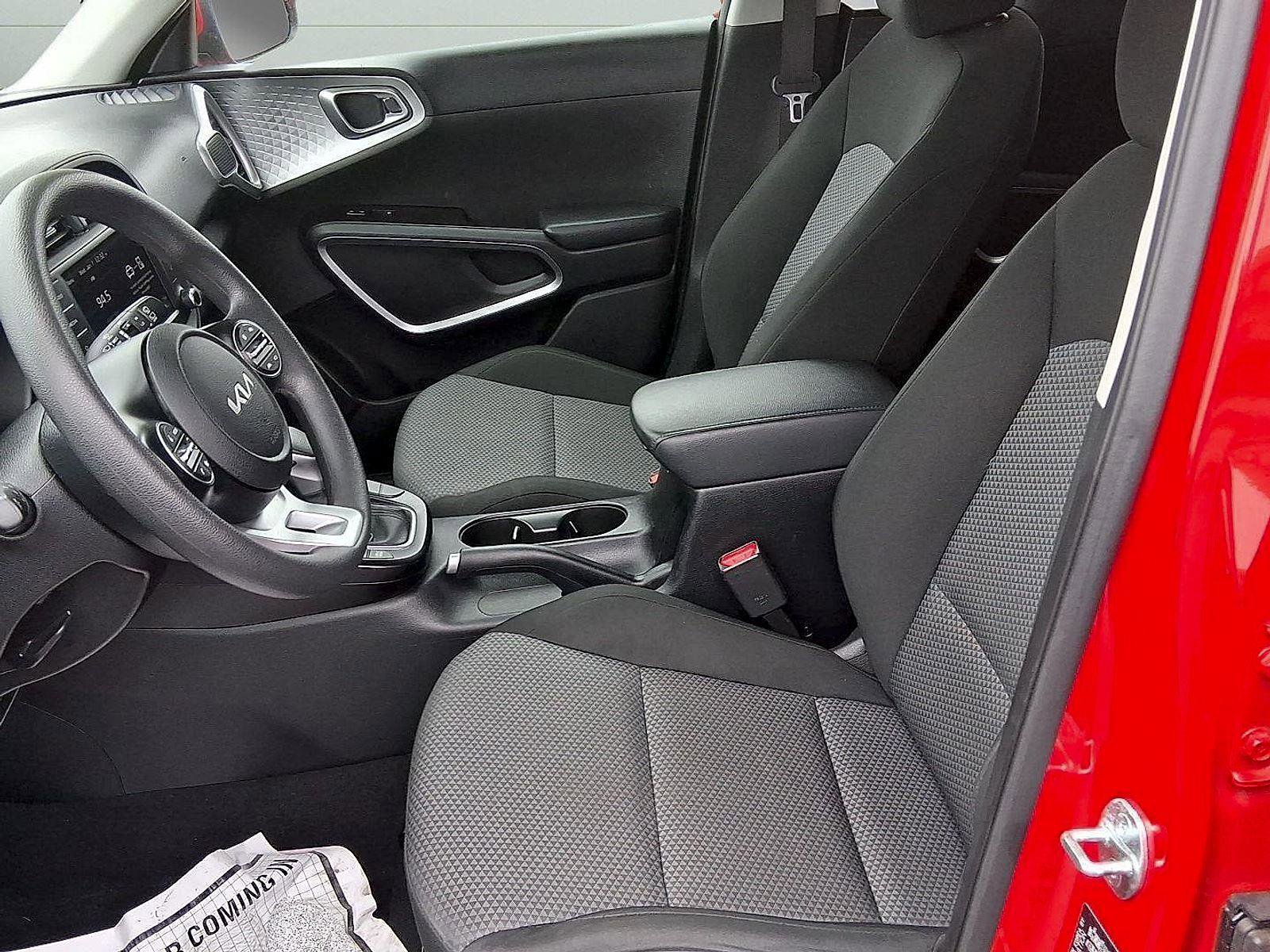 Used 2023 Kia Soul LX w/ LX Technology Package image 19