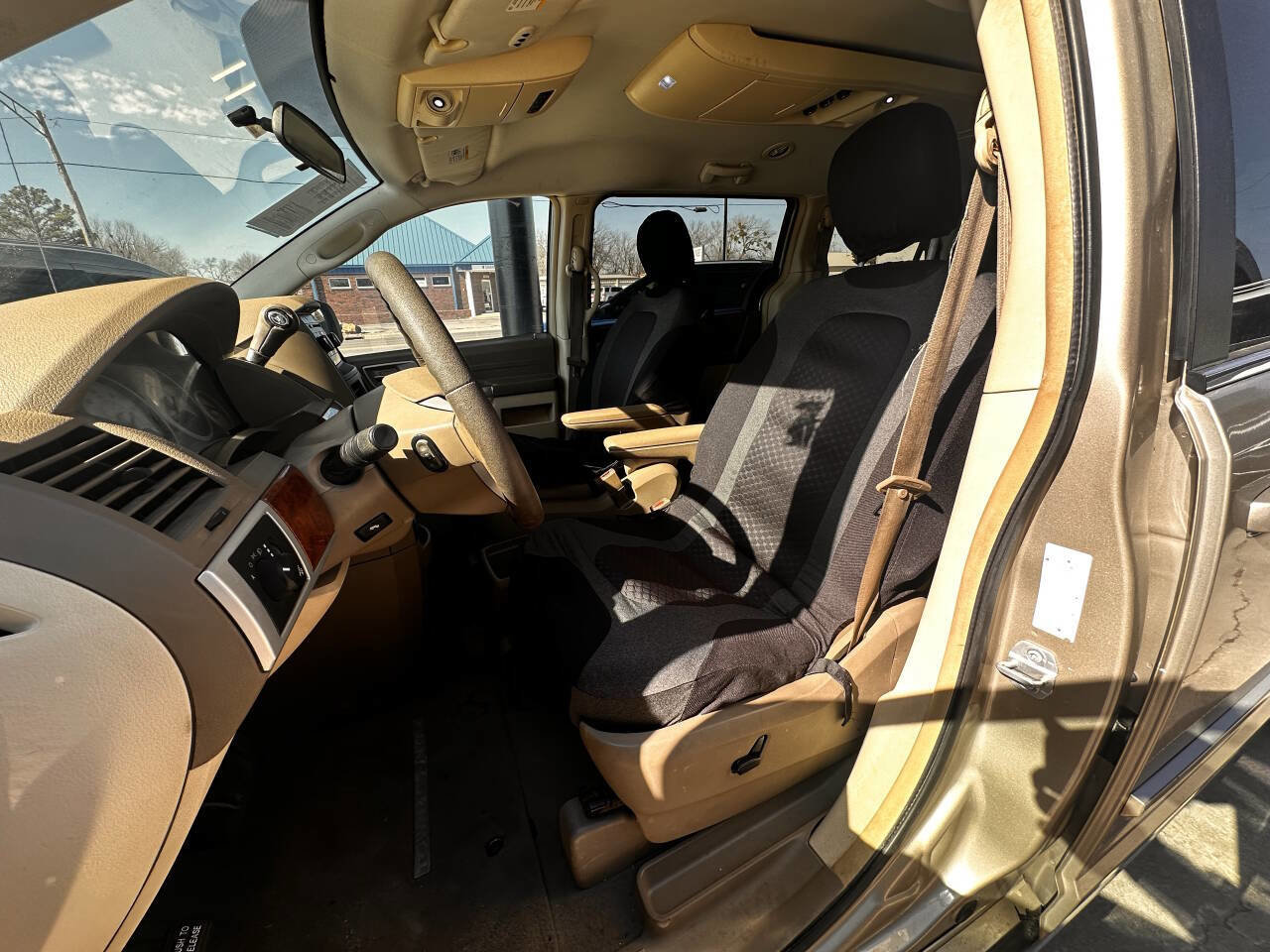 Used 2008 Chrysler Town & Country Touring image 10