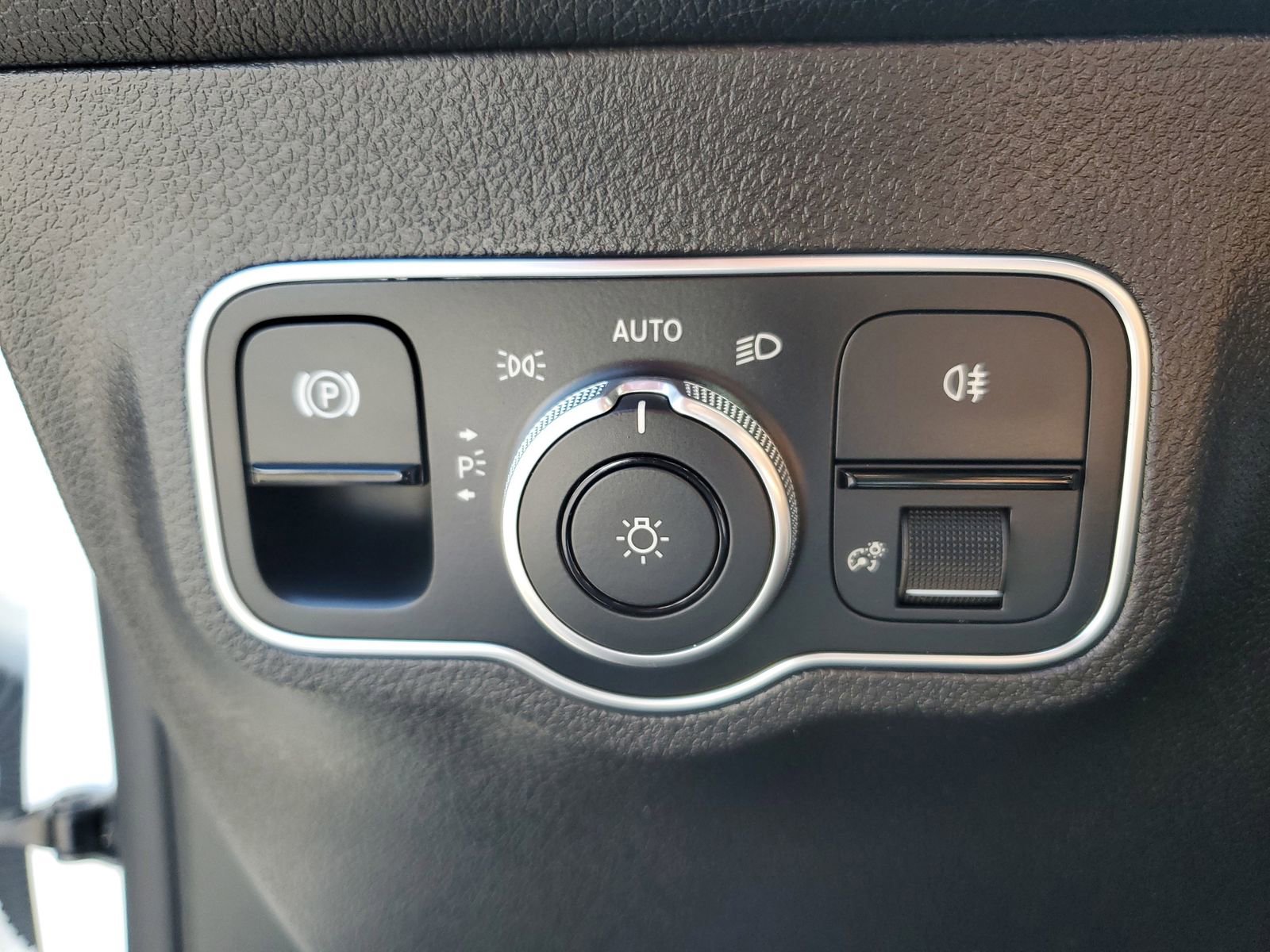 Used 2023 Mercedes-Benz EQB 300 4MATIC image 25