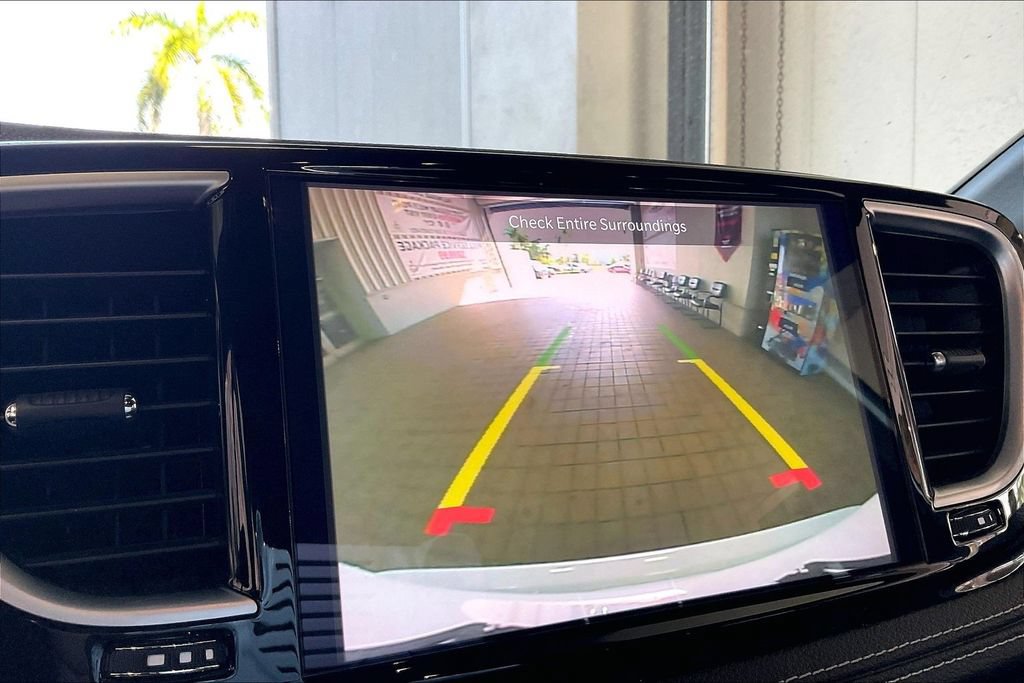 Used 2025 Chrysler Pacifica Limited FWD image 12