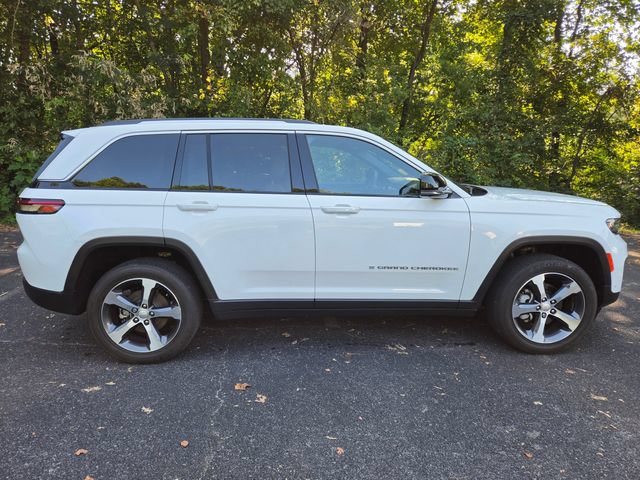 Used 2023 Jeep Grand Cherokee Limited w/ Luxury Tech Group II AWD/4WD image 5
