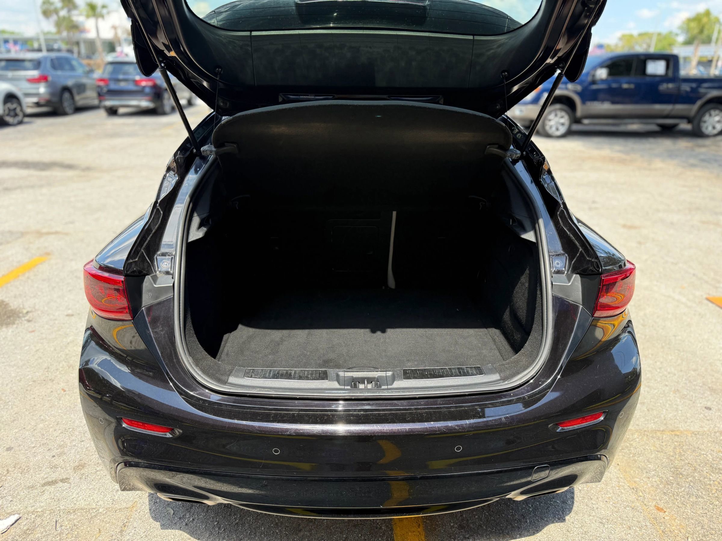 Used 2017 INFINITI QX30 Premium w/ Navigation Package image 6