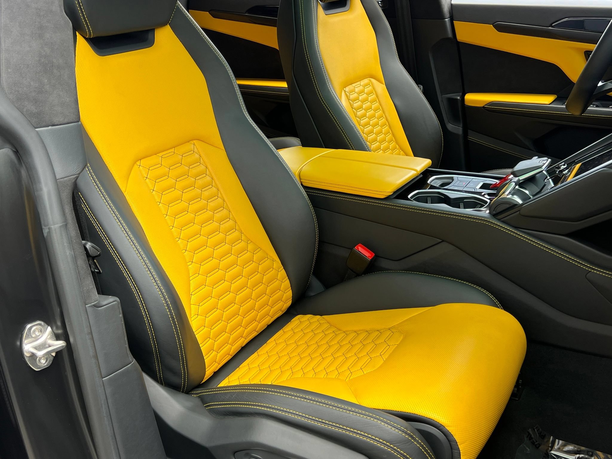 Used 2022 Lamborghini Urus AWD/4WD image 22