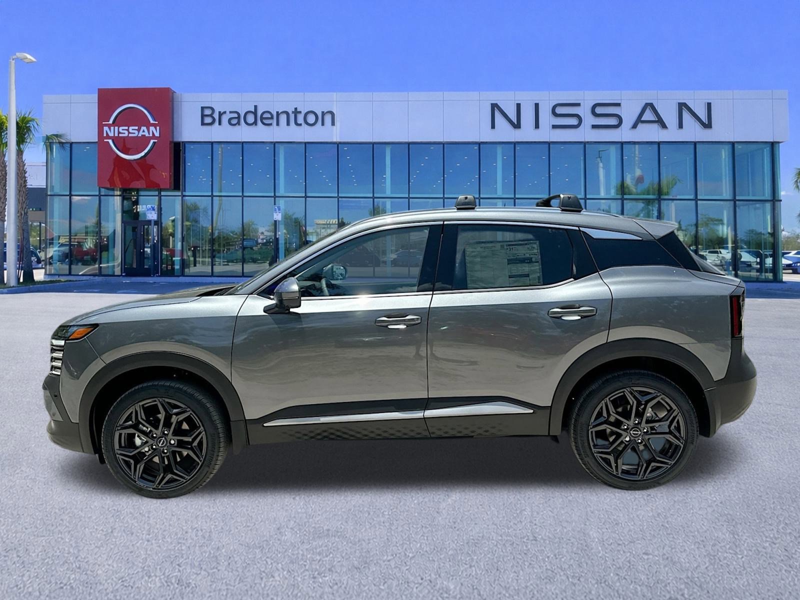 New 2025 Nissan Kicks SR FWD image 3