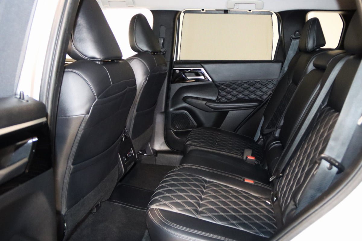 Used 2024 Mitsubishi Outlander 4WD Plug-In Hybrid image 55