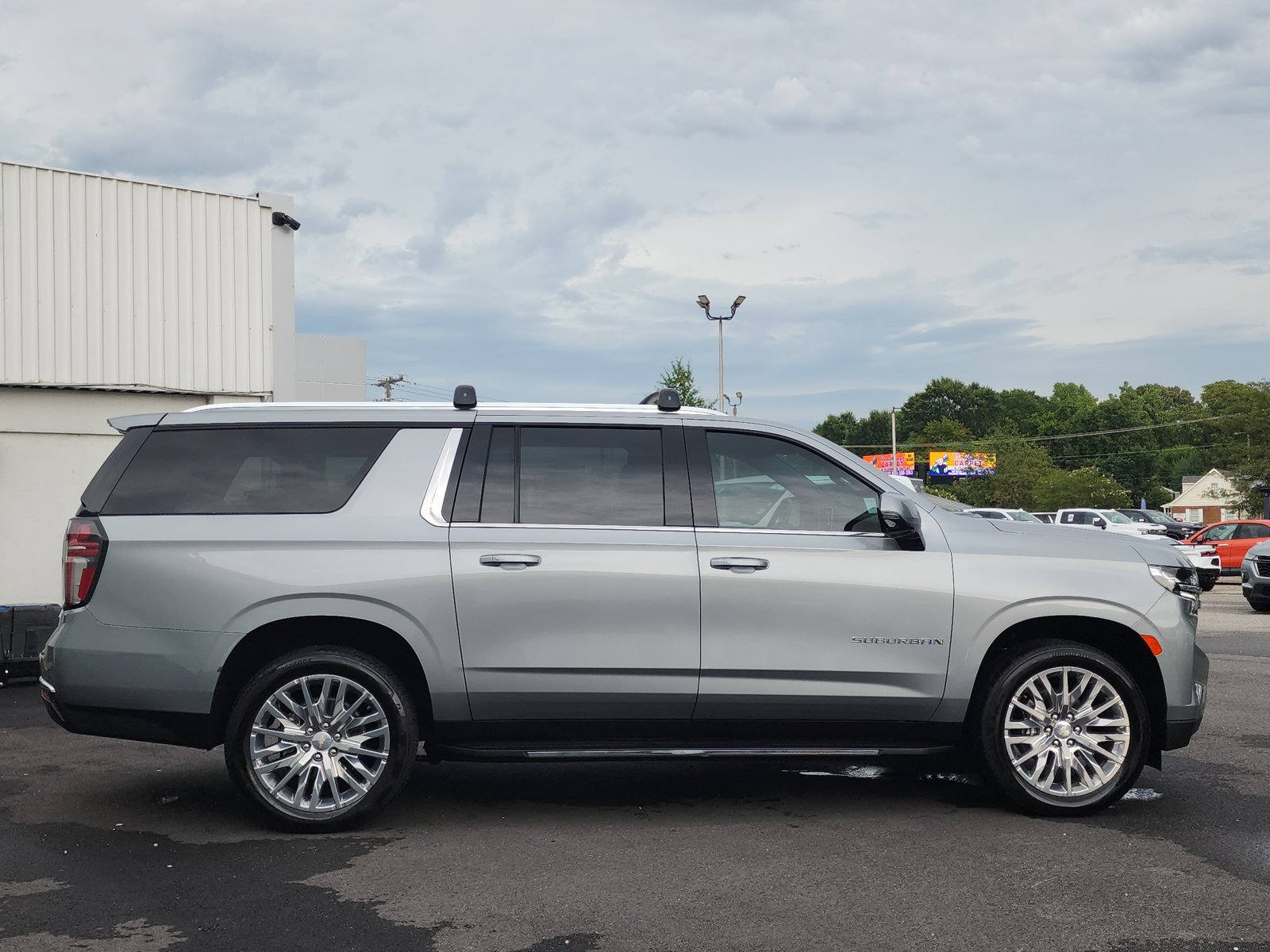 Used 2024 Chevrolet Suburban LT w/ Luxury Package AWD/4WD image 6