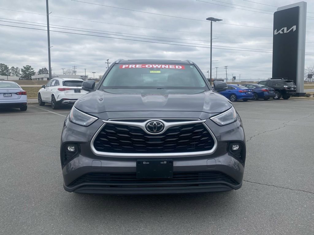 Used 2023 Toyota Highlander XLE image 2