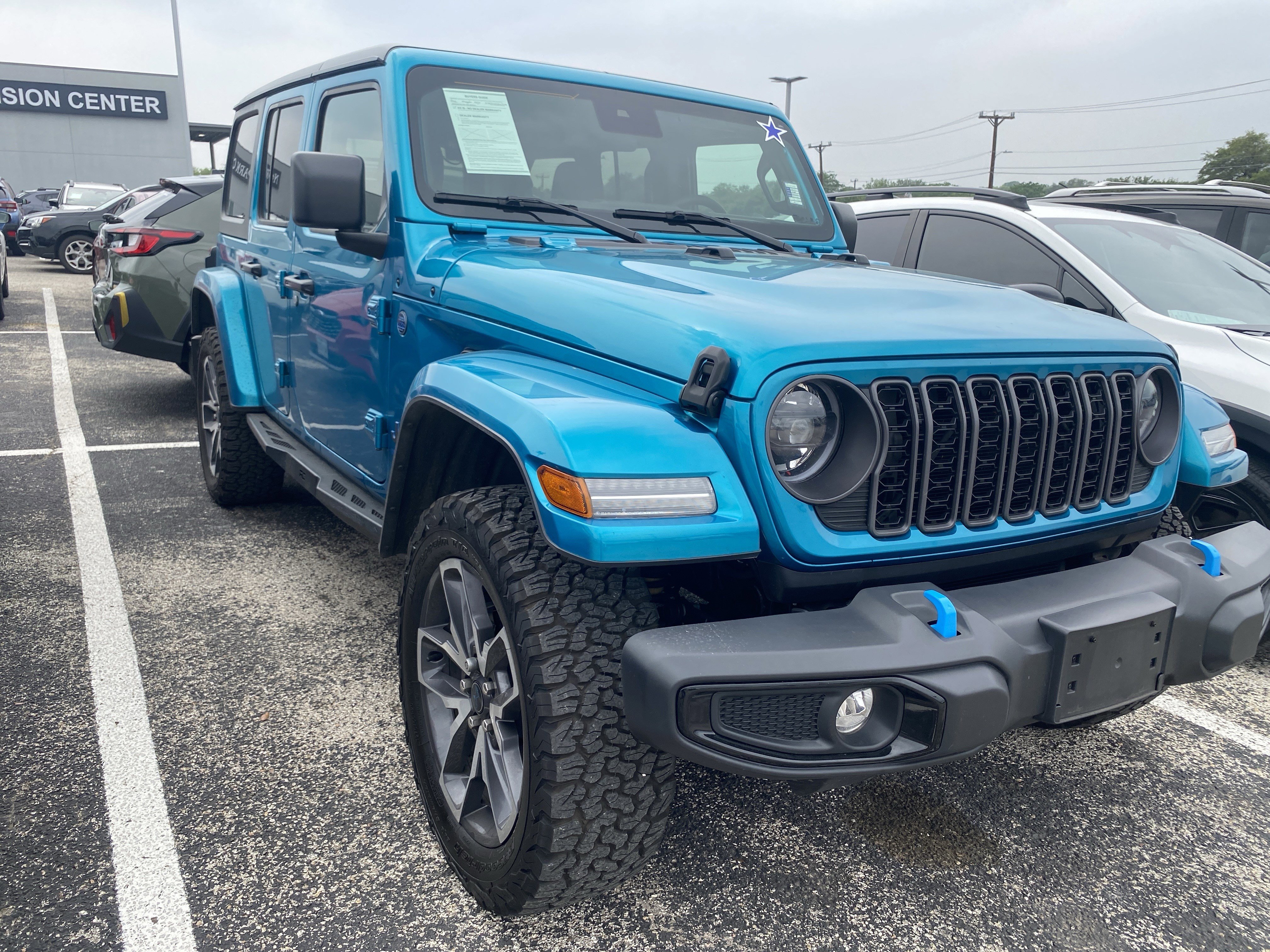 Used 2024 Jeep Wrangler Unlimited w/ Convenience Group AWD/4WD image 2