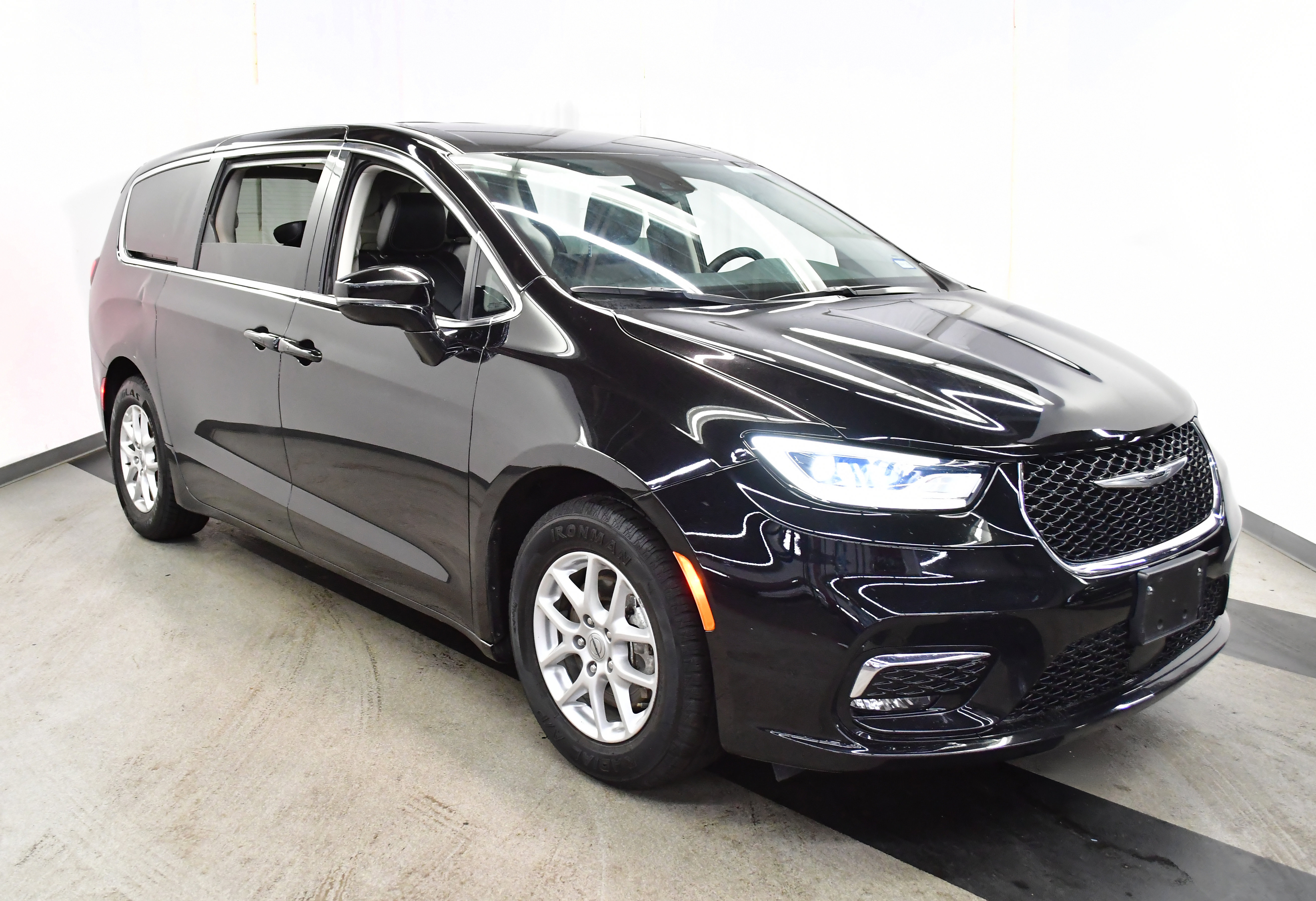Used 2024 Chrysler Pacifica Touring-L image 2
