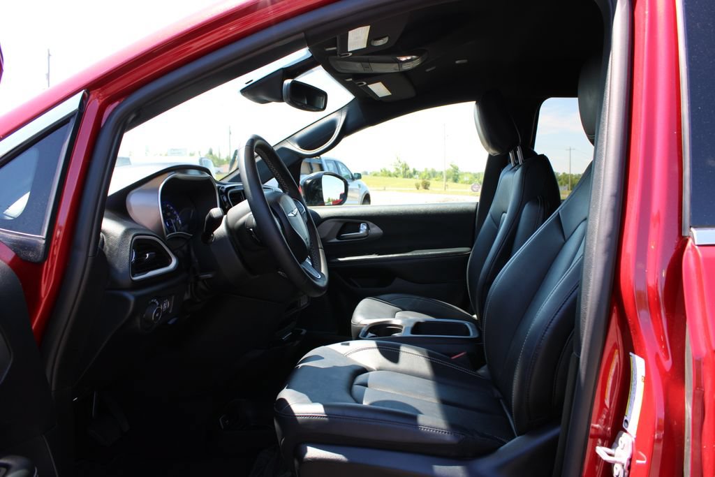 Used 2025 Chrysler Pacifica Select FWD image 19