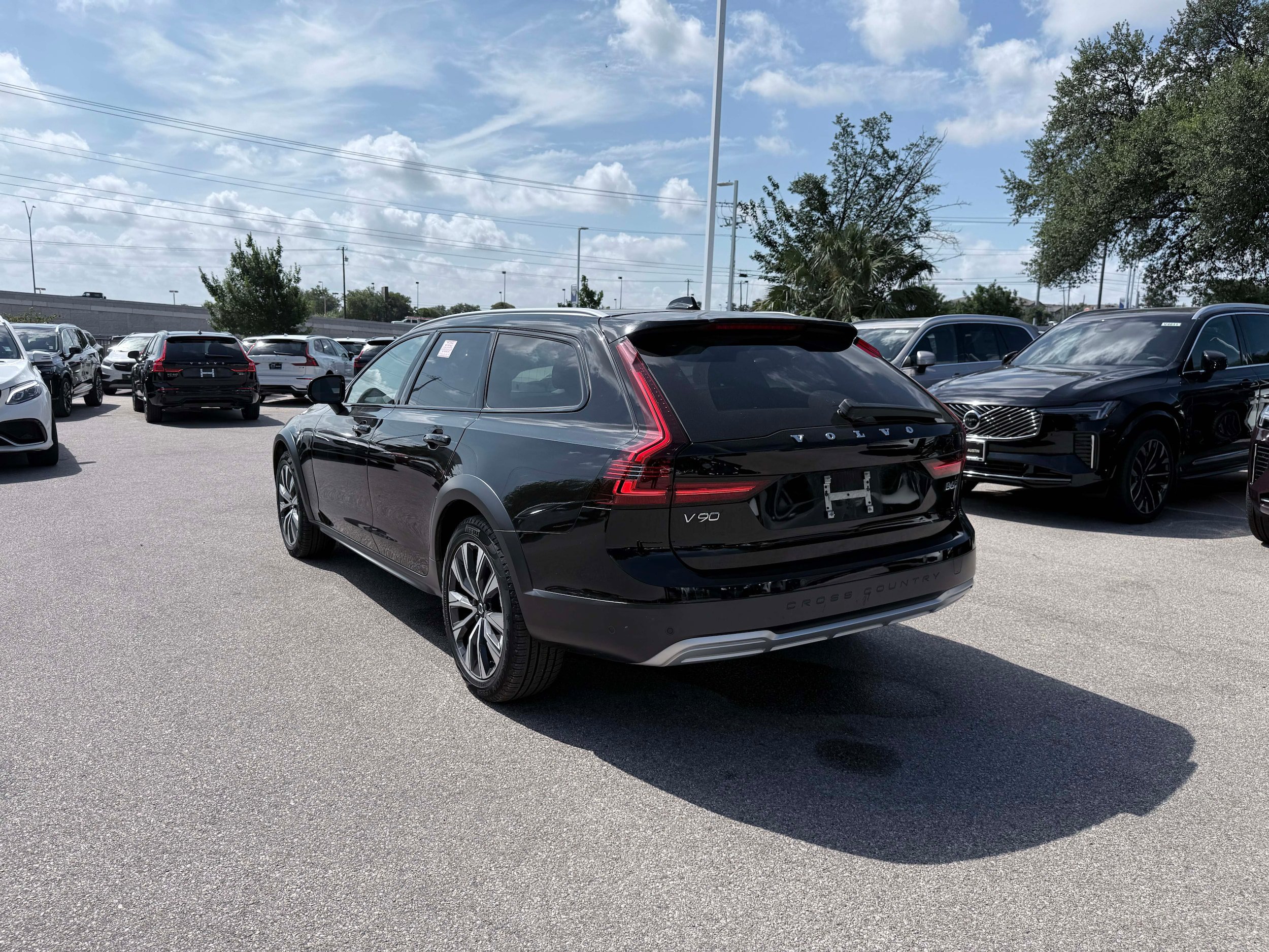 Certified 2025 Volvo V90 B6 Cross Country Plus AWD/4WD image 4