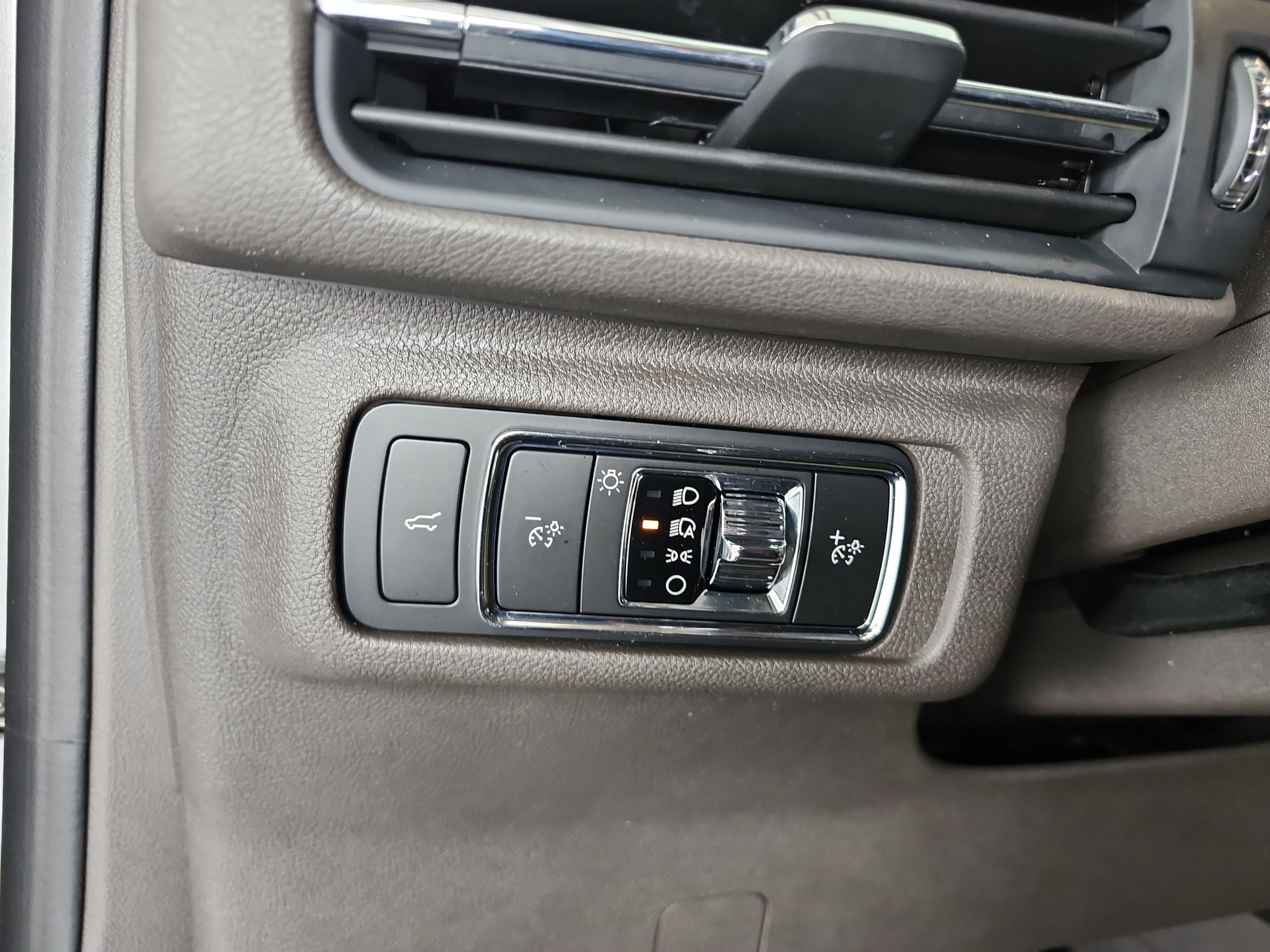 Used 2021 Lincoln Corsair FWD w/ Convenience Package image 13