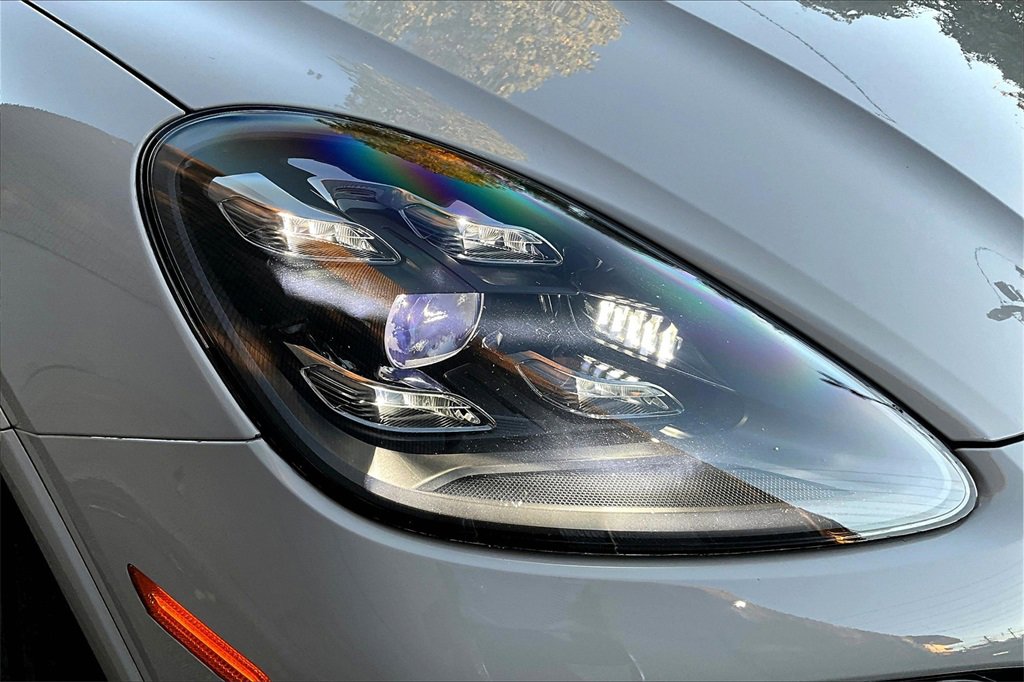 Used 2022 Porsche Cayenne Platinum Edition image 31