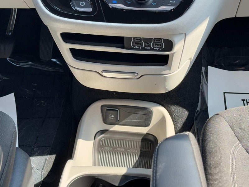 Used 2022 Chrysler Voyager LX FWD image 17