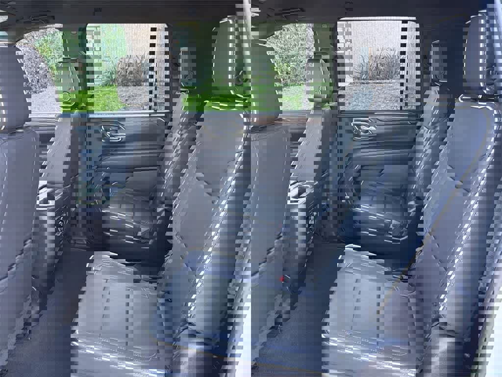 Used 2023 Chevrolet Suburban Premier image 30