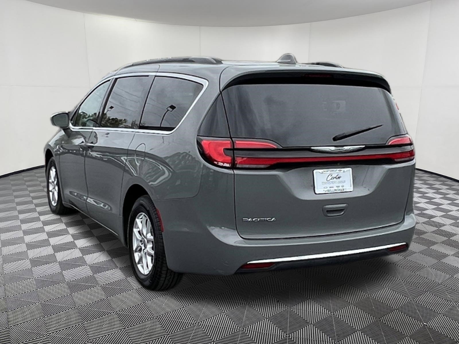 Used 2022 Chrysler Pacifica Touring-L FWD image 4