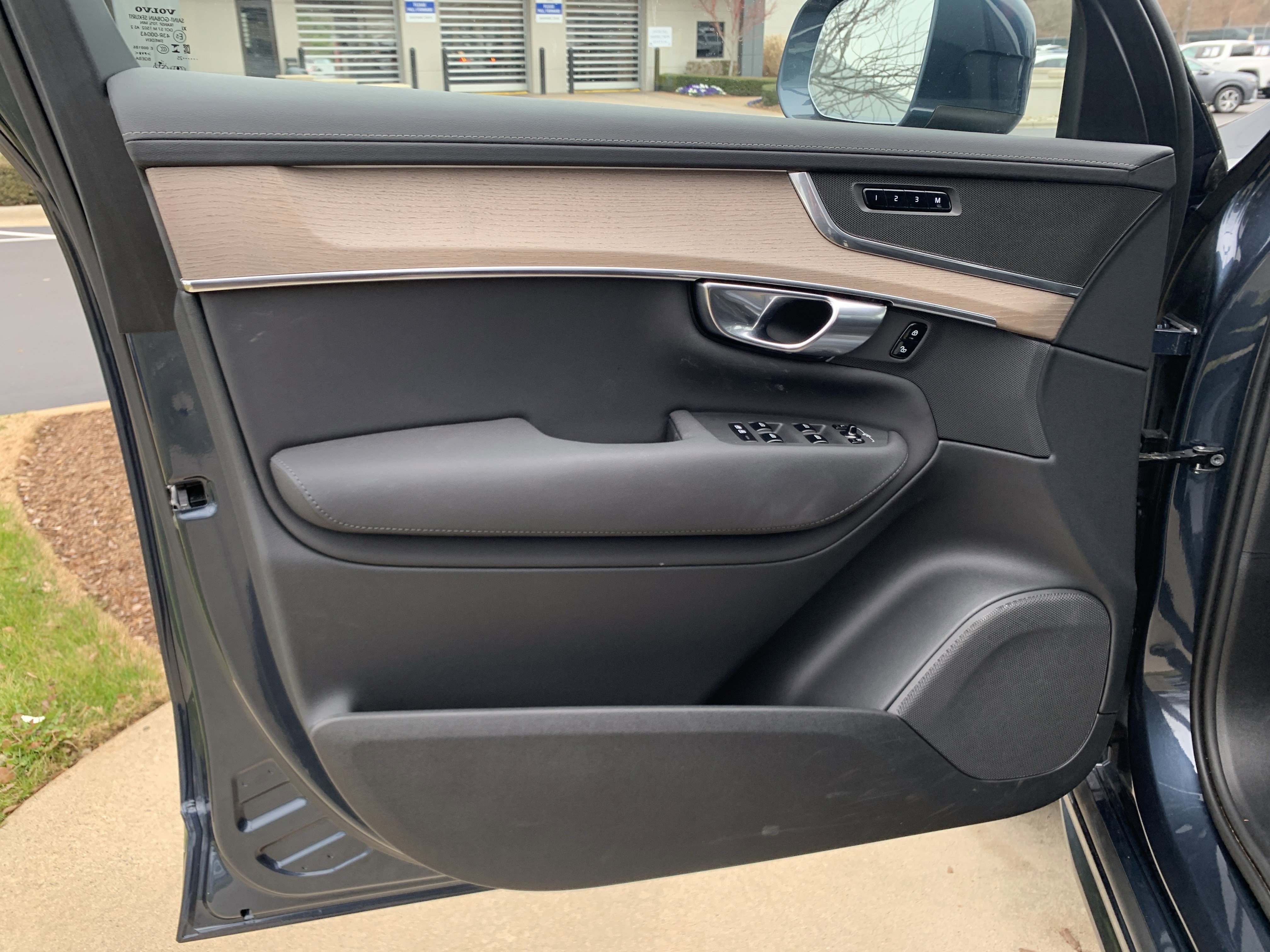 Used 2025 Volvo XC90 B6 Plus image 14