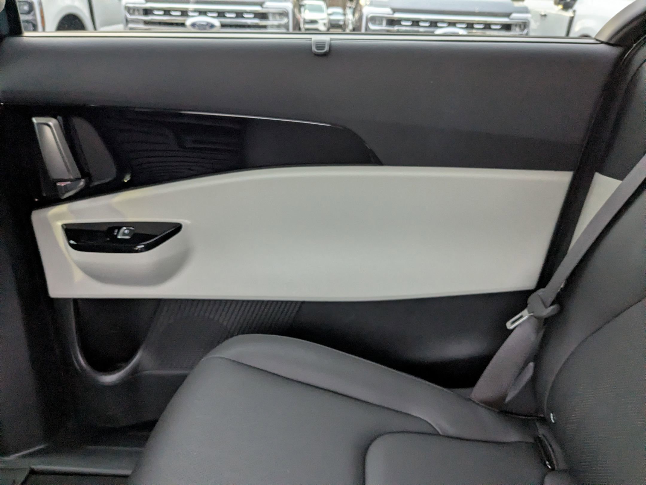 Used 2024 Kia Carnival EX image 34