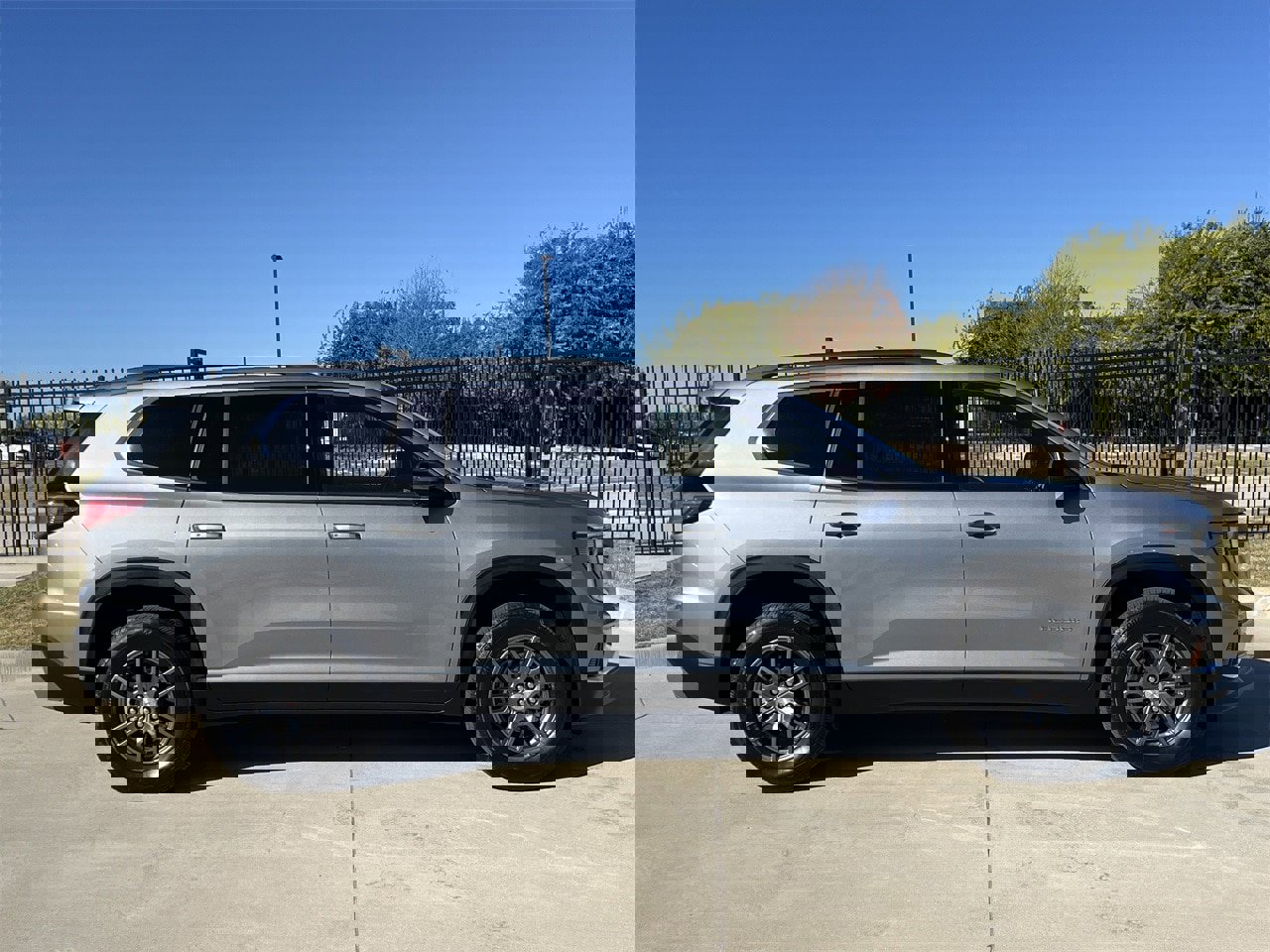 Used 2025 GMC Acadia Elevation image 3