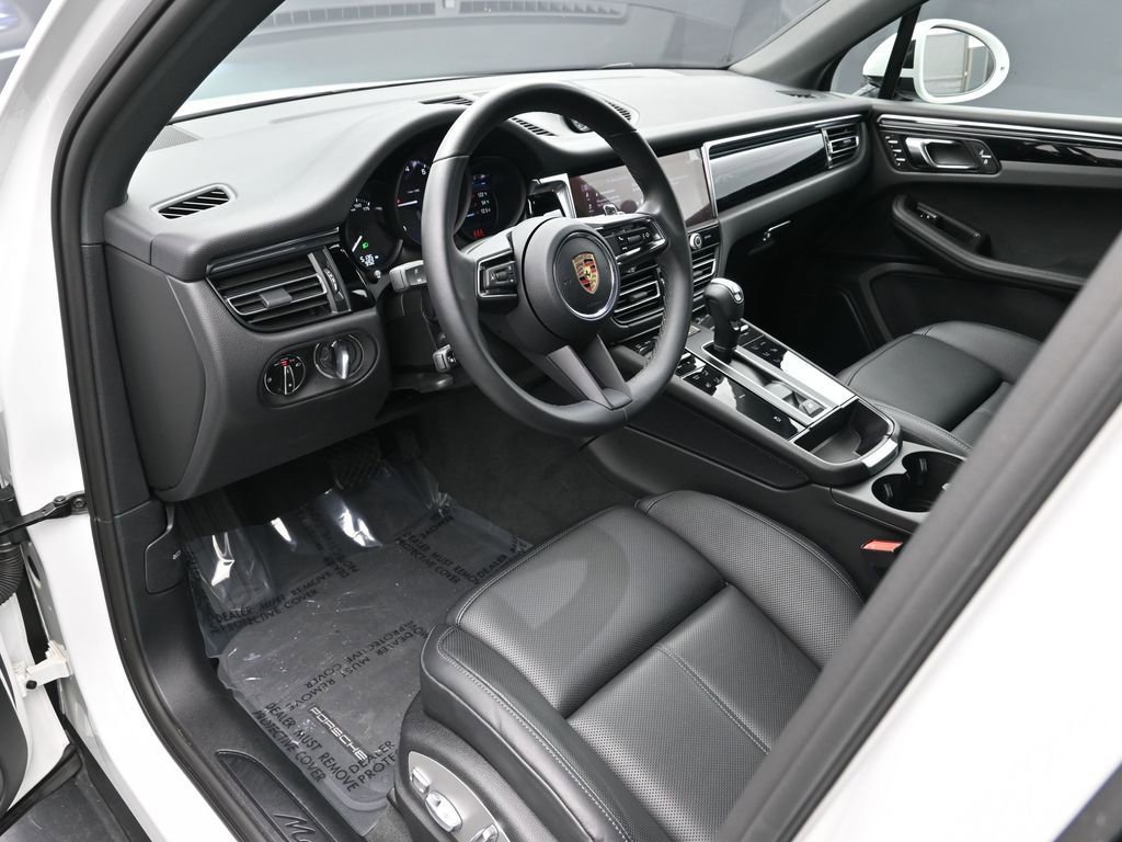 Certified 2025 Porsche Macan AWD/4WD image 4