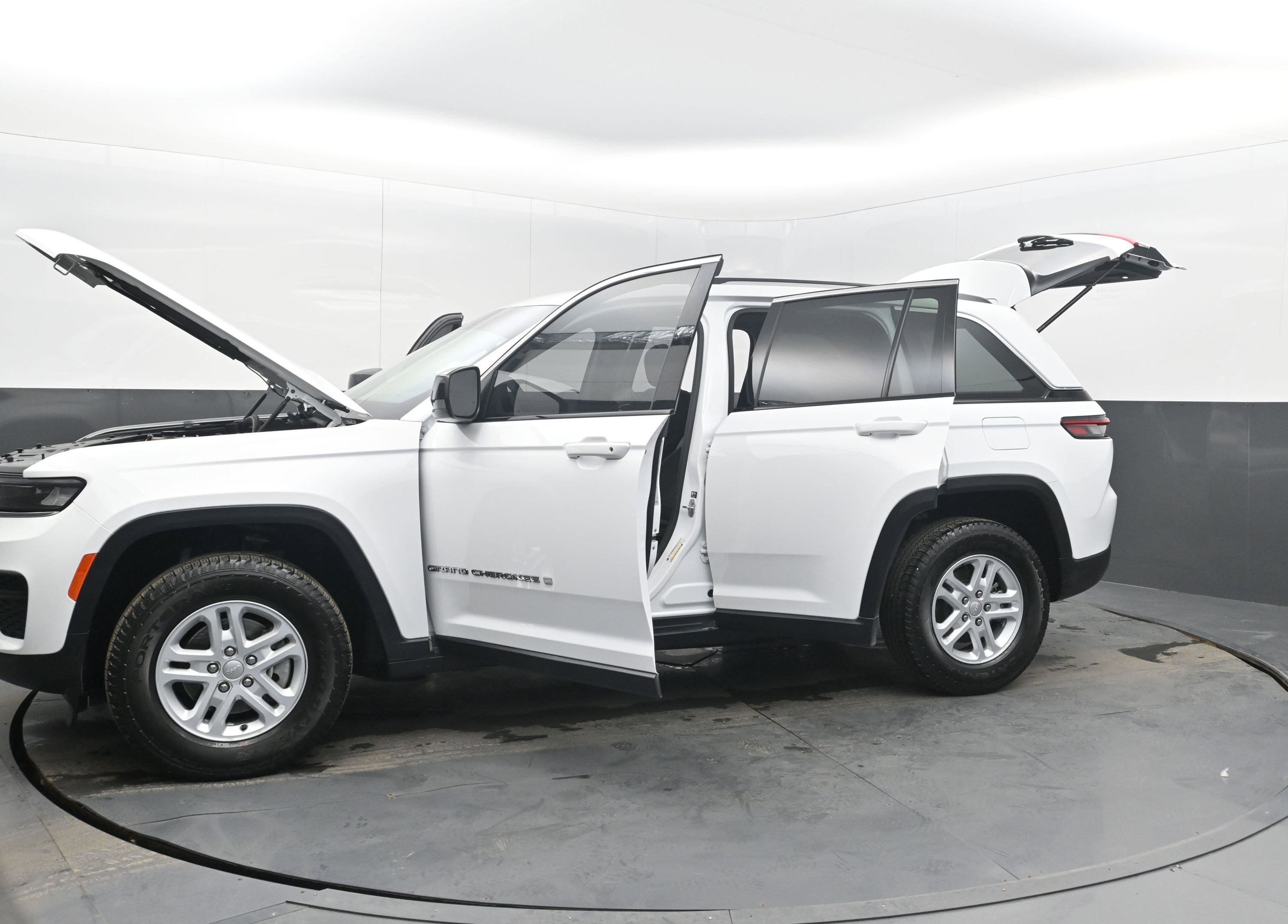 Used 2023 Jeep Grand Cherokee Laredo AWD/4WD image 41