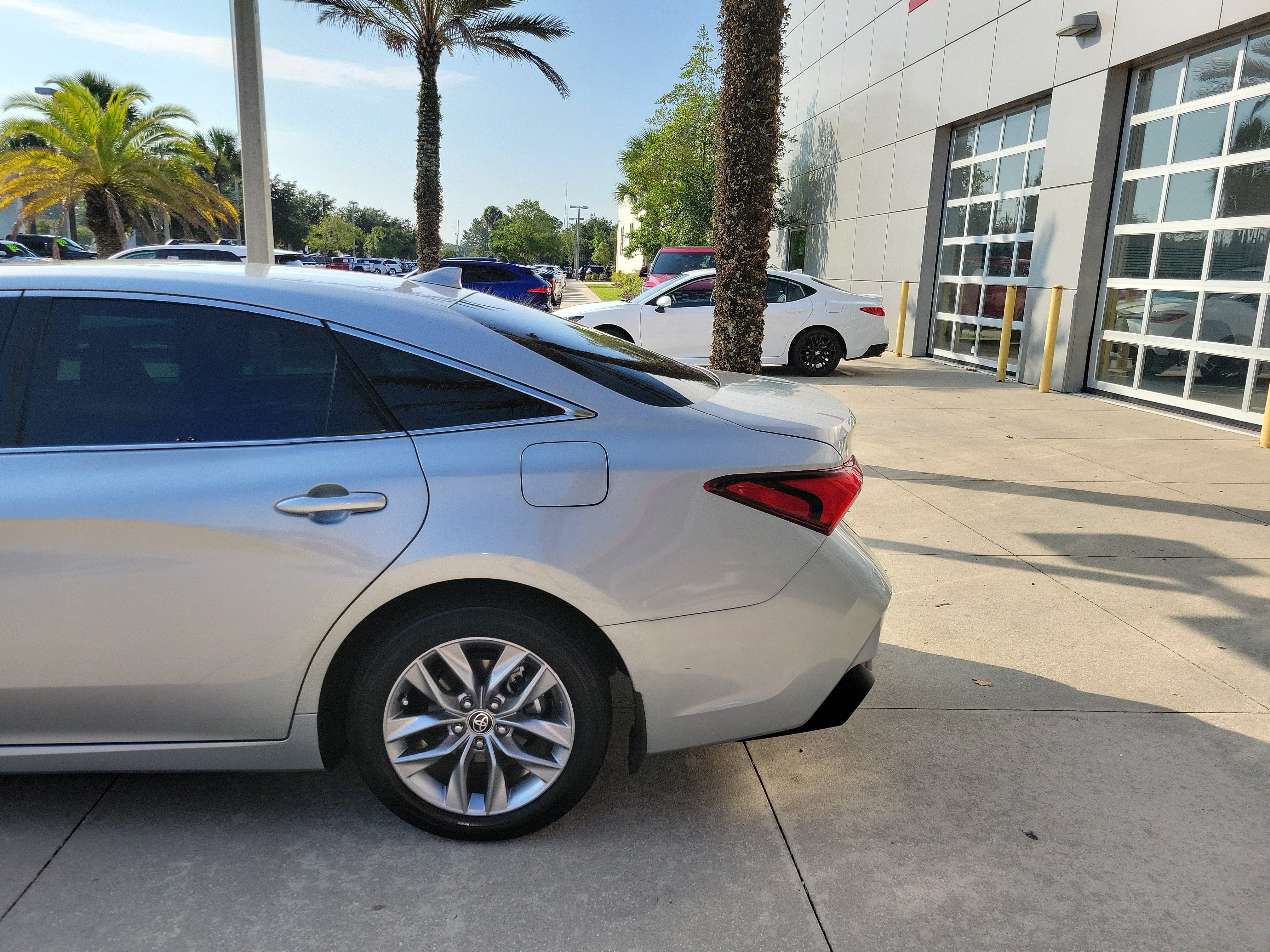 Used 2021 Toyota Avalon XLE w/ Moonroof Package FWD image 4