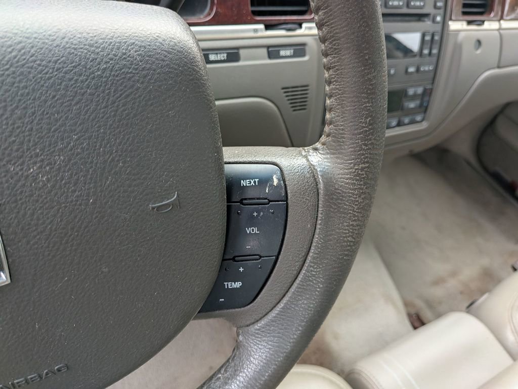 Used 2005 Lincoln Town Car Signature image 19