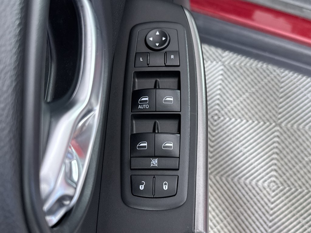 Used 2019 Jeep Cherokee Latitude w/ Cold Weather Group AWD/4WD image 23