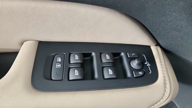 Used 2026 Volvo XC60 B5 Core AWD/4WD image 10
