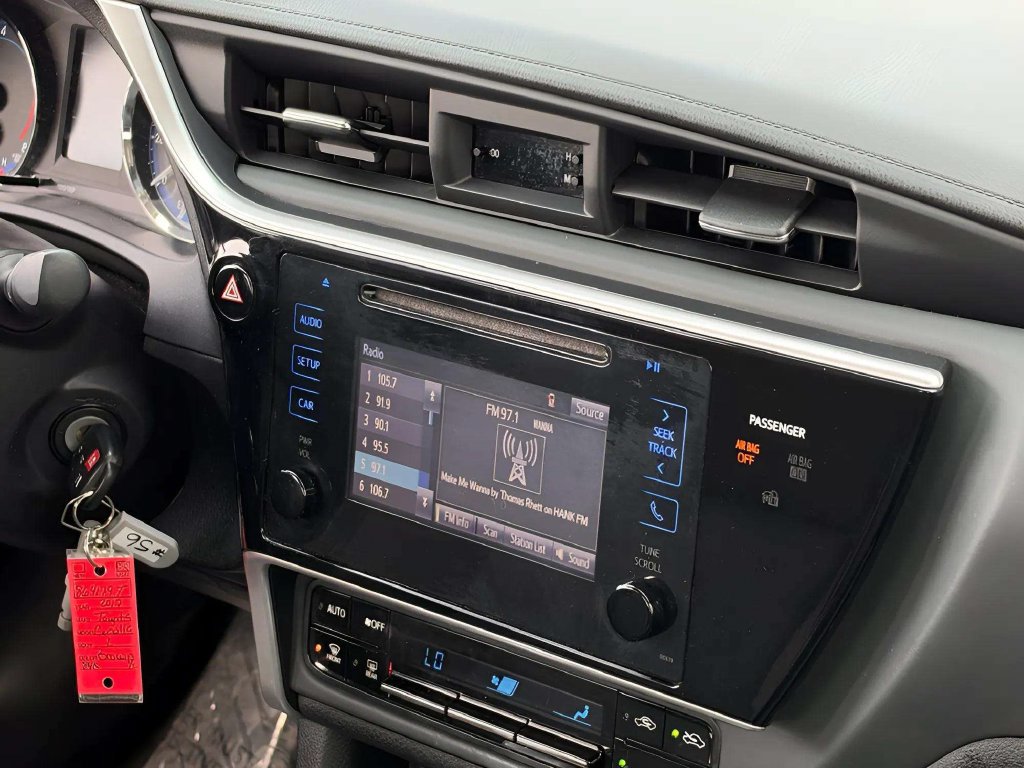 Used 2017 Toyota Corolla LE w/ Carpet Mat Package (TMS) FWD image 23