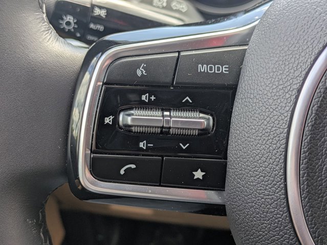 Used 2024 Kia Carnival EX image 11