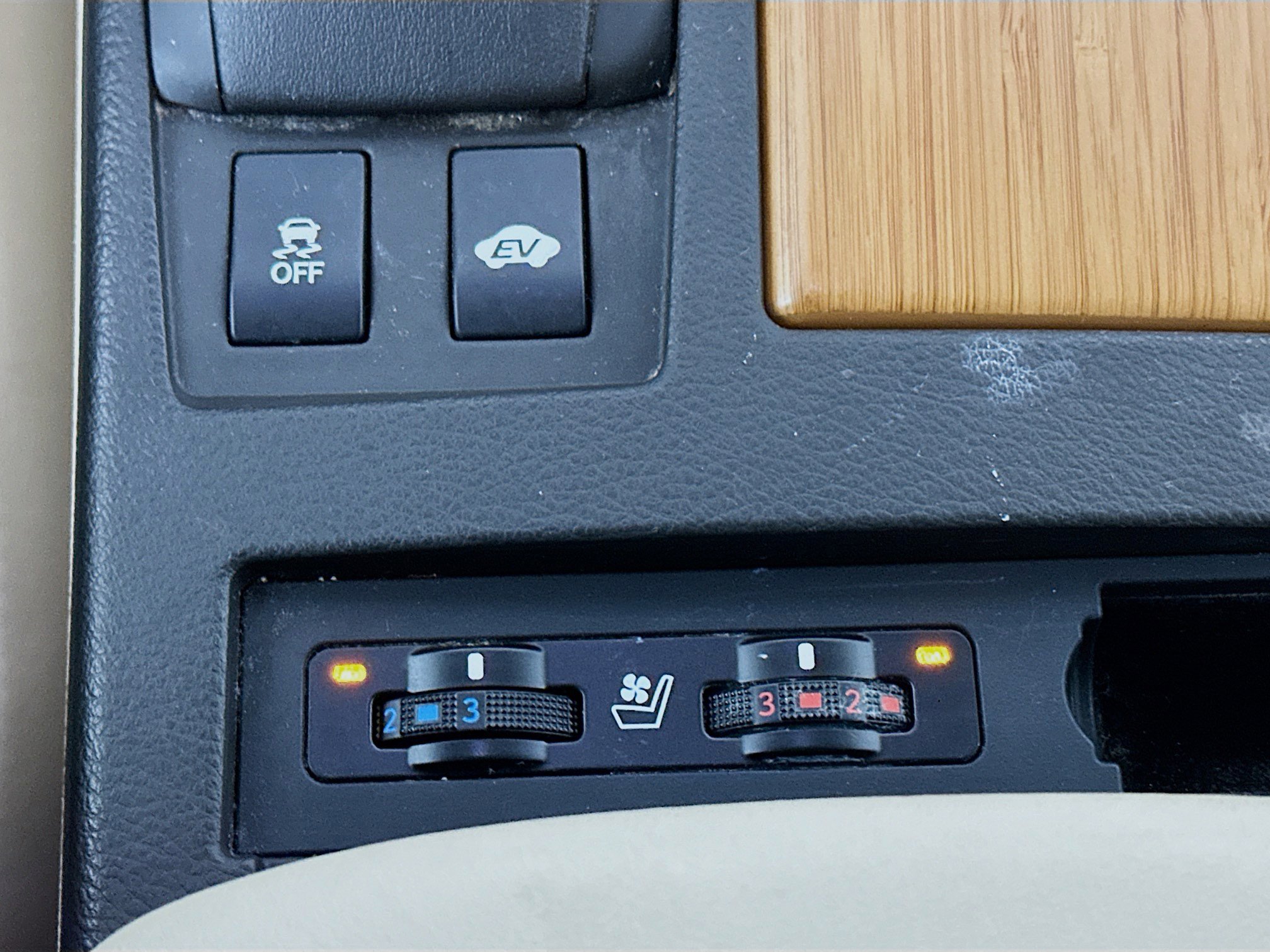 Used 2015 Lexus RX 450h FWD image 26