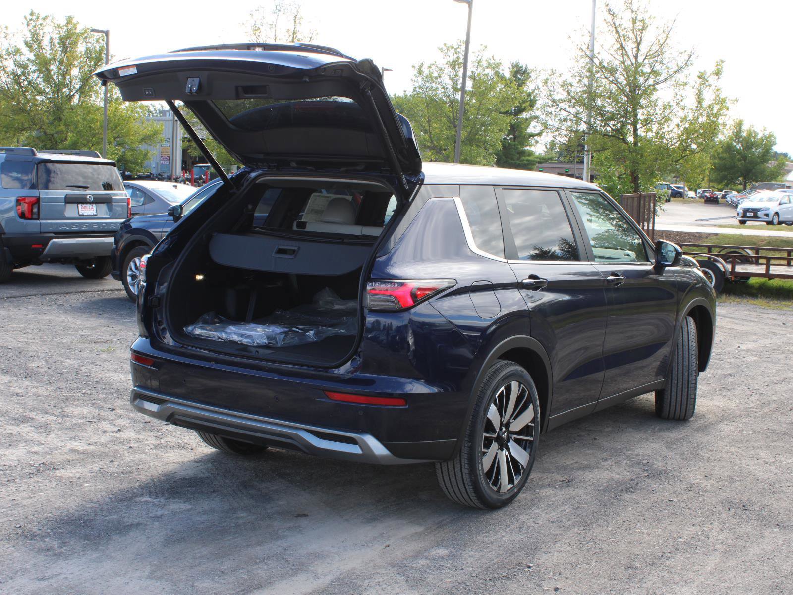 New 2025 Mitsubishi Outlander SE image 9