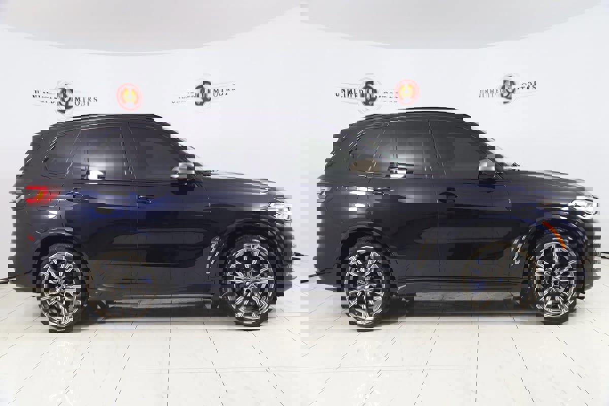Used 2021 BMW X5 M50i image 2