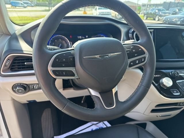 Used 2024 Chrysler Pacifica Touring-L FWD image 16