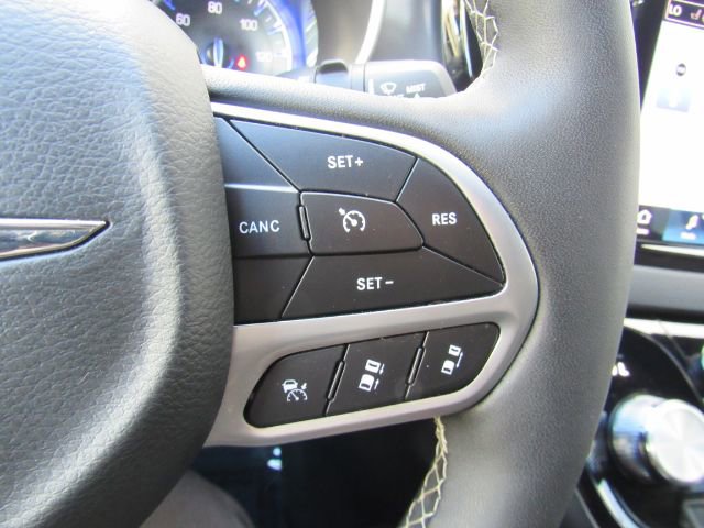 Used 2025 Chrysler Pacifica Select image 42