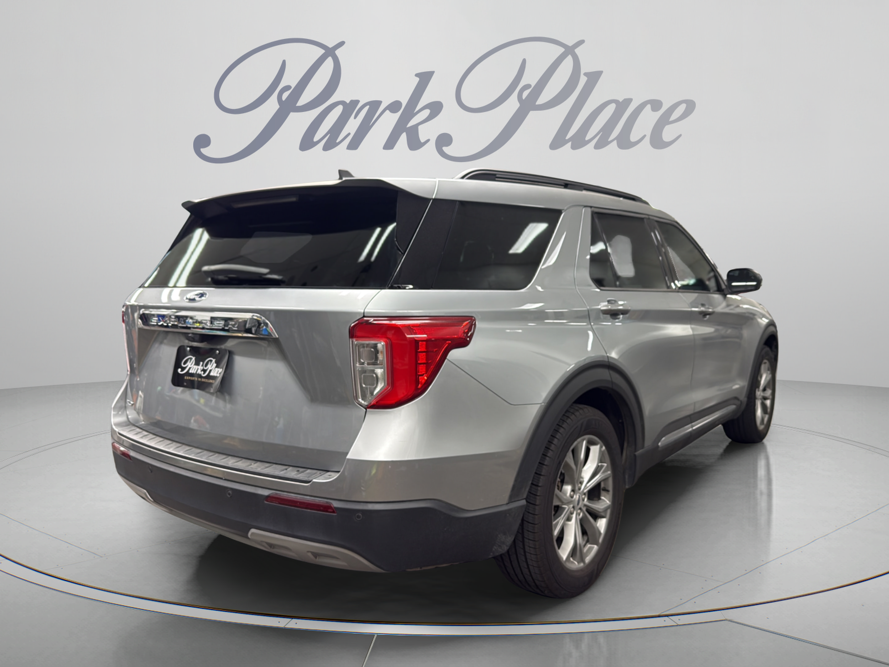 Used 2023 Ford Explorer XLT w/ Equipment Group 202A RWD image 5