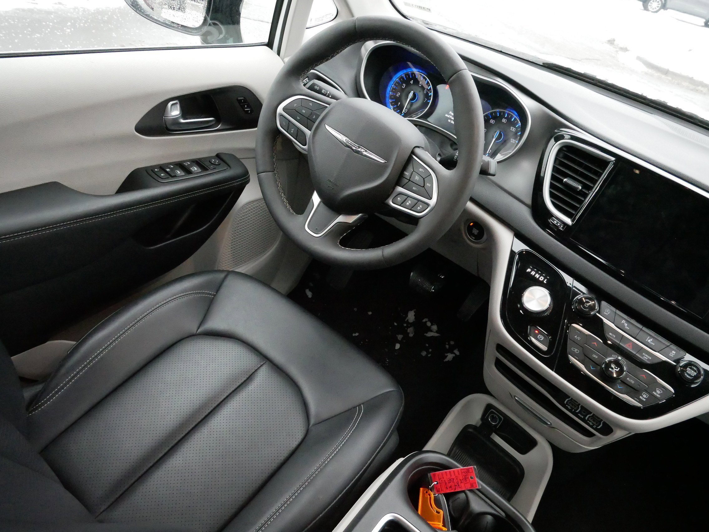 Used 2024 Chrysler Pacifica Touring-L image 9