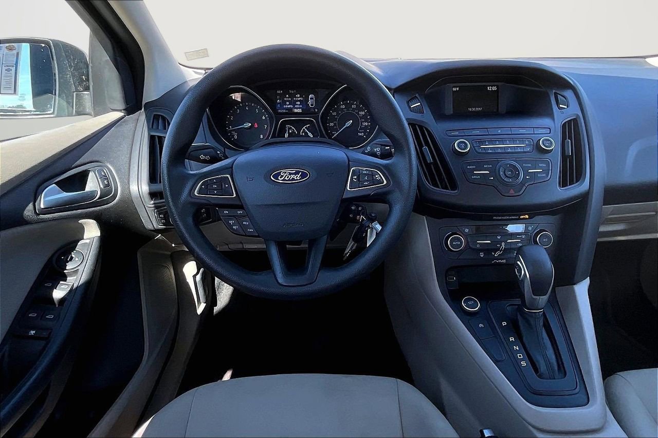 Used 2018 Ford Focus SE w/ SE Appearance Package image 12