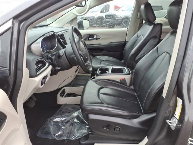Used 2023 Chrysler Pacifica Touring-L FWD image 11