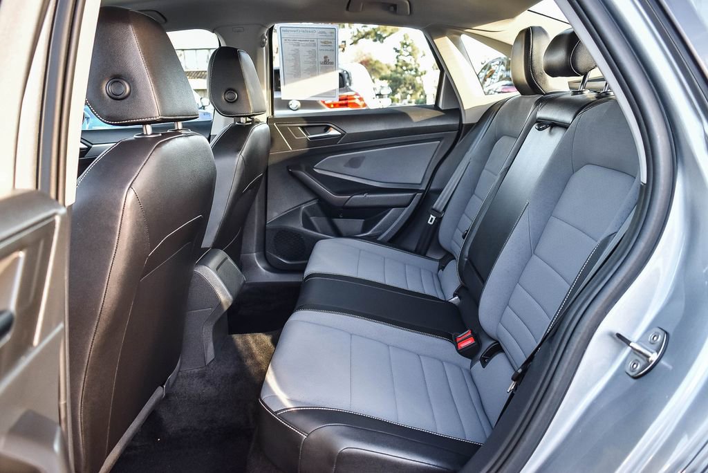 Used 2025 Volkswagen Jetta SE image 18