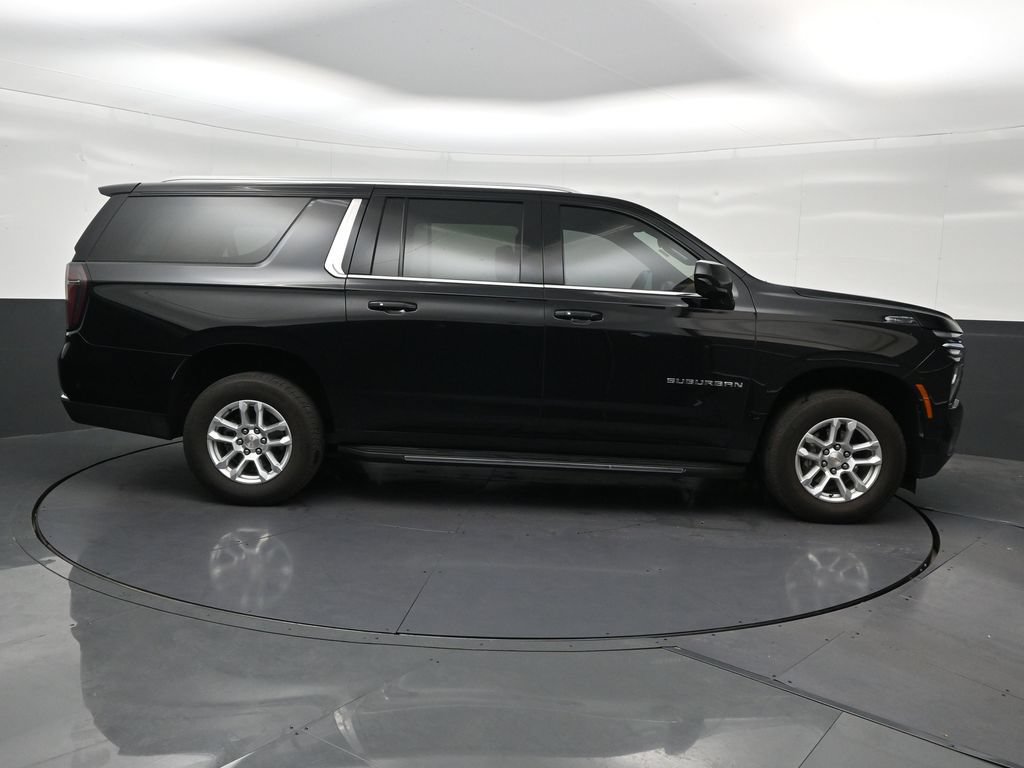 Used 2026 Chevrolet Suburban LS RWD image 7