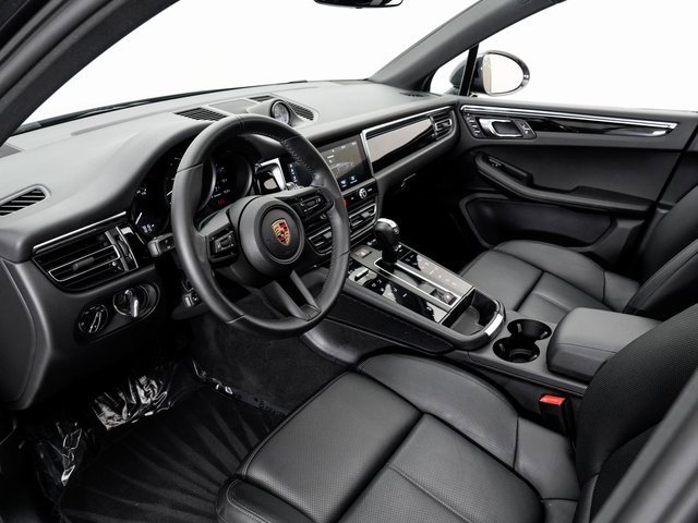 Certified 2025 Porsche Macan image 4