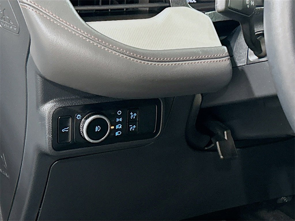 Used 2025 Ford Explorer Active w/ Active Comfort Package image 8